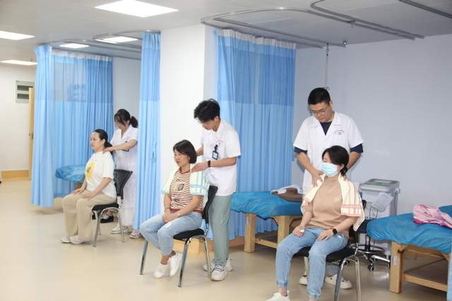 紅心向黨迎七一，志愿服務送健康——武漢市職業病防治院開展家門口的針灸名醫義診康復診療活動